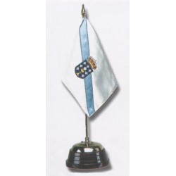 Base de madera y mástil dorado