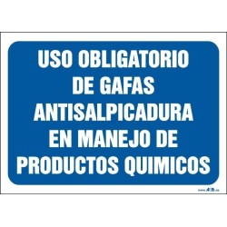 Uso obligatorio de gafas antisalpicadura en manejo de productos químicos