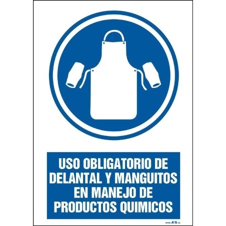 Uso obligatorio de delantal y manguitos en manejo de productos químicos